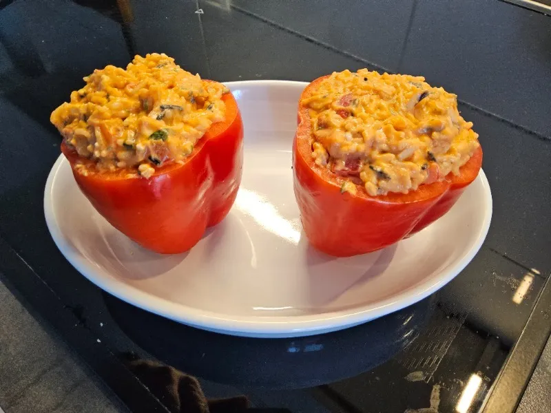 Paprika mit Schafskäse-Reis-Füllung